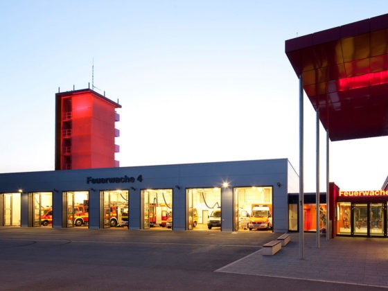 Feuerwache Dortmund Turm rot beleuchtet