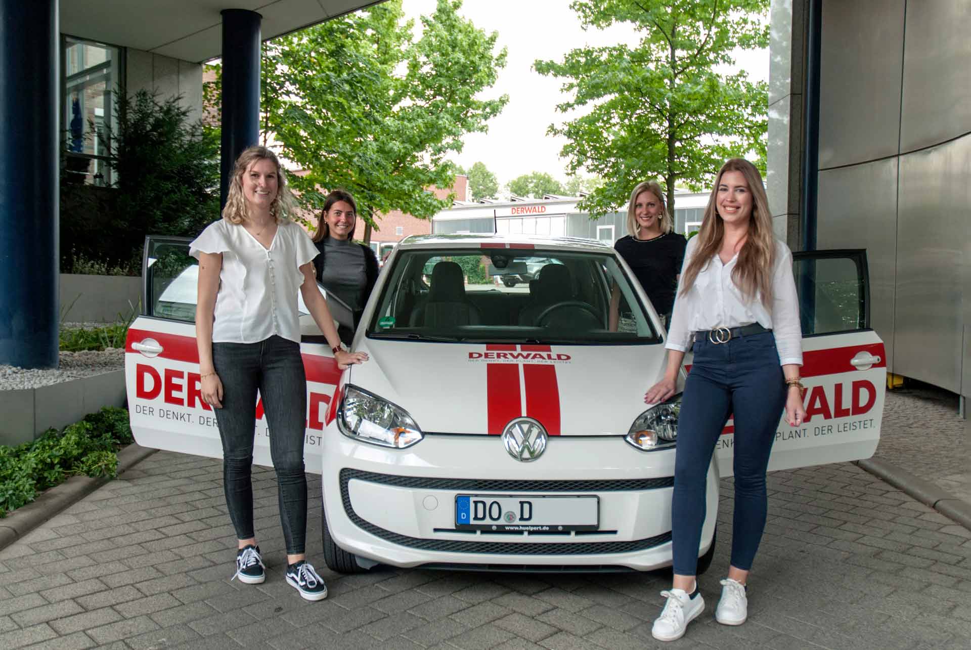 Auszubildende 2020 am Firmenwagen